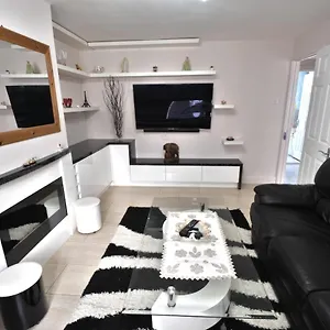 Immaculate 2-bed In By River , Isleworth United Kingdom